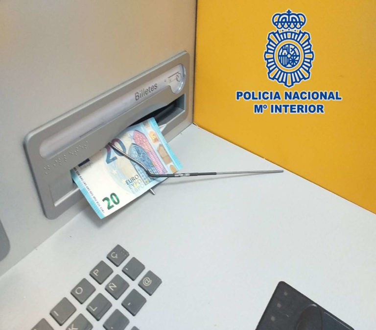 La Policía Nacional detecta una modalidad de estafa basada en la manipulación de cajeros automáticos mediante la técnica Teller Hooking