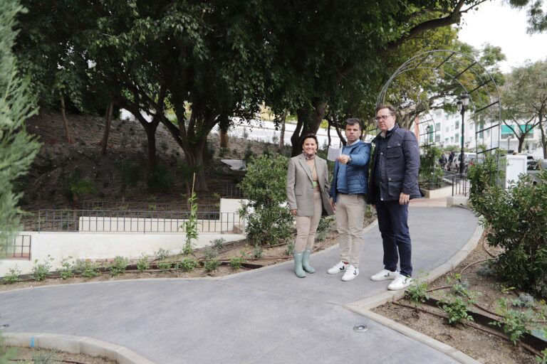 El Ayuntamiento culmina los trabajos que han transformado el parque de calle Valentuñana en un ‘Jardín de los Sentidos’