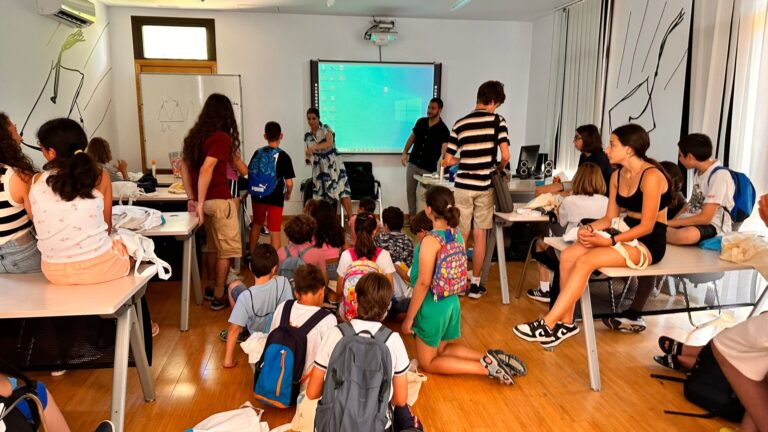 El Hospital Universitario Costa del Sol participa en el fomento de hábitos de fotoprotección en el campamento para niños/as y adolescentes con altas capacidades de Marbella