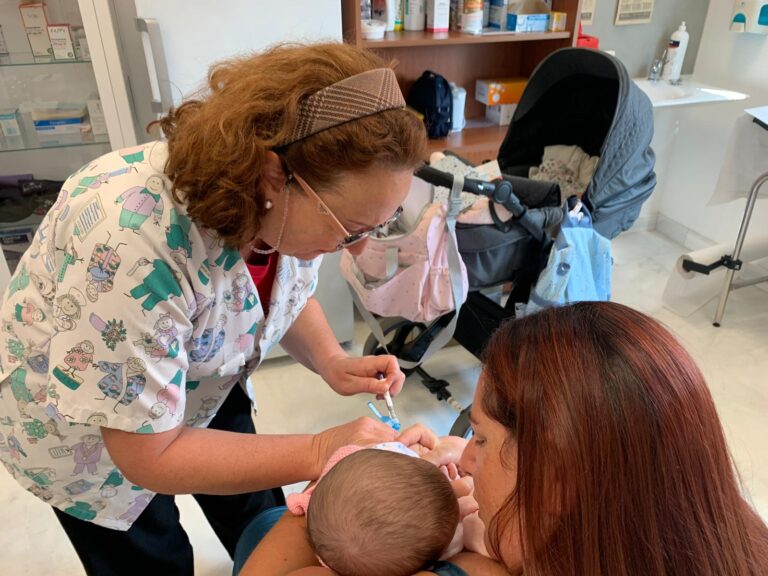La vacuna contra la bronquiolitis reduce drásticamente las hospitalizaciones en Andalucía