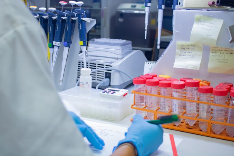 Salud y Consumo financia tres proyectos de investigación en áreas temáticas de excelencia