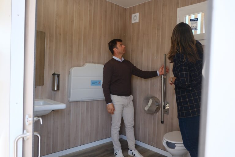 Marbella instalará 31 nuevos aseos públicos automatizados con energía solar en sus playas