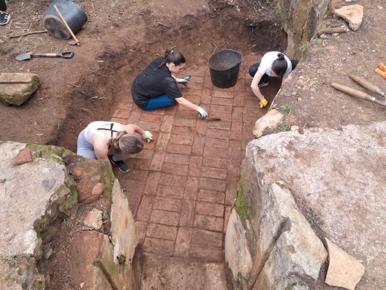Los estudiantes del IES Cilniana colaboran en la recuperación del histórico Molino de Guadalpín
