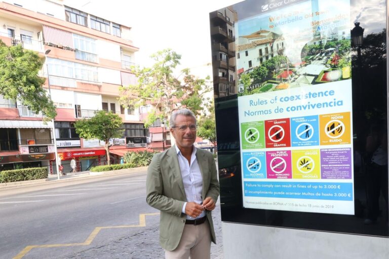 Marbella difunde normas de convivencia en cinco idiomas durante la temporada alta